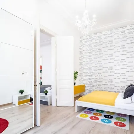 Bright & Large At Location Apartment