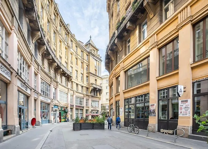Bright & Large At Location * Budapest